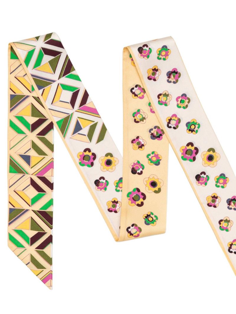 Seidenschal mit Pflaumenblüten und geometrischem Karo-Köperband