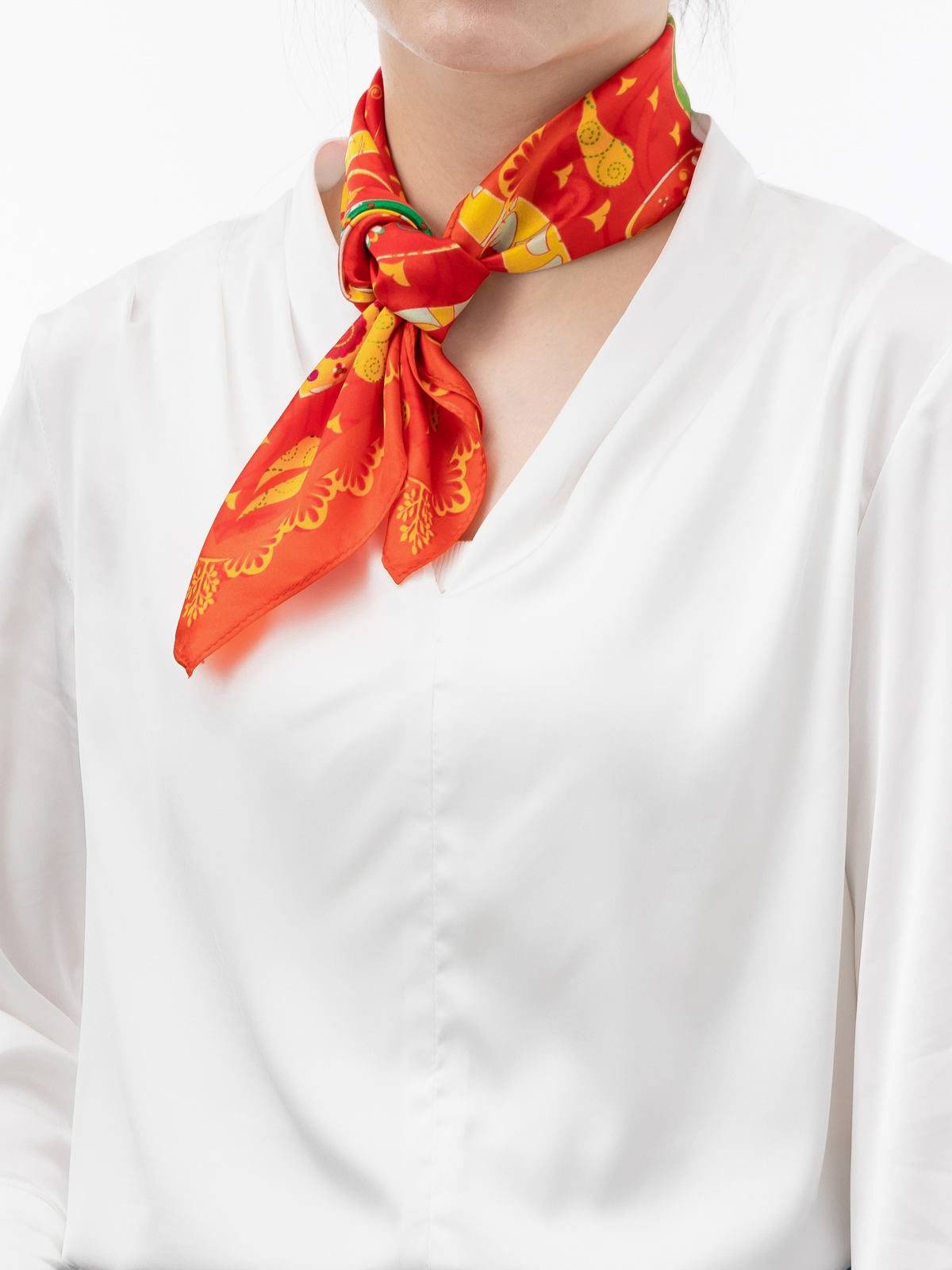 Elevate Your Fashion with the Best Square Silk Scarf - Muriersilk