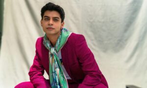 how to wear a silk scarf men