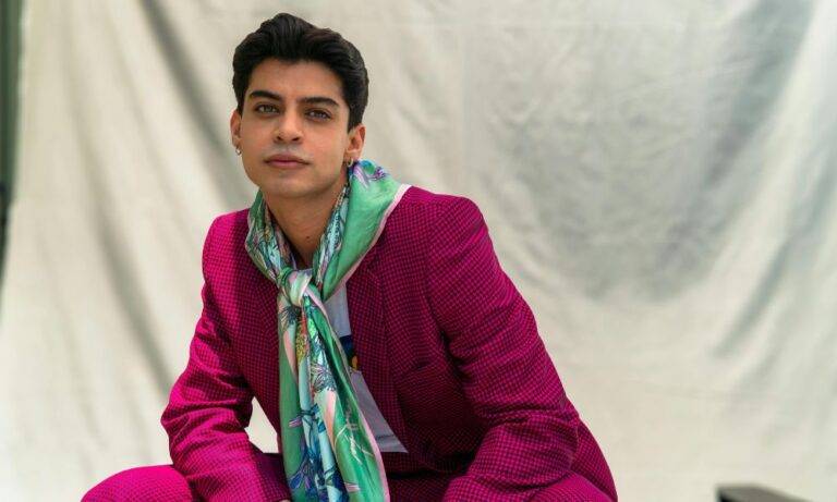 how to wear a silk scarf men