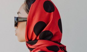 كيفية ارتداء وشاح حريري على الرأس