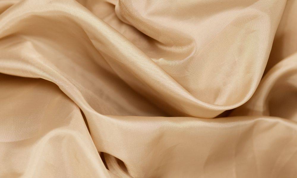 Is It Okay to Sleep with Wet Hair in a Silk Bonnet? Experts Explain for Muriersilk the risks of putting wet hair in a silk bonnet